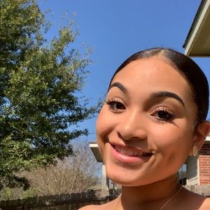 Meet your Posher, Mia